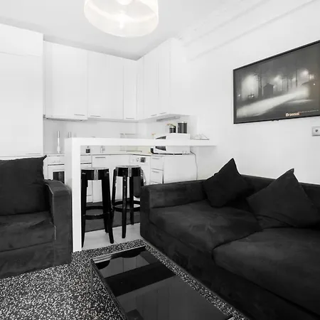 Delmare Black&white Studio Apartment