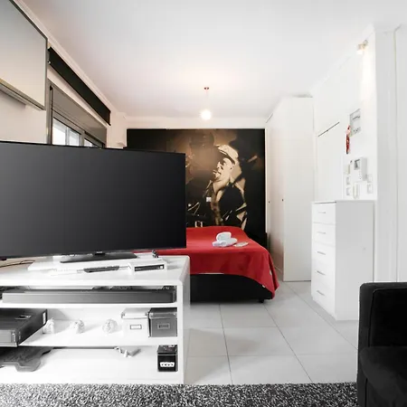 Delmare Black&white Studio